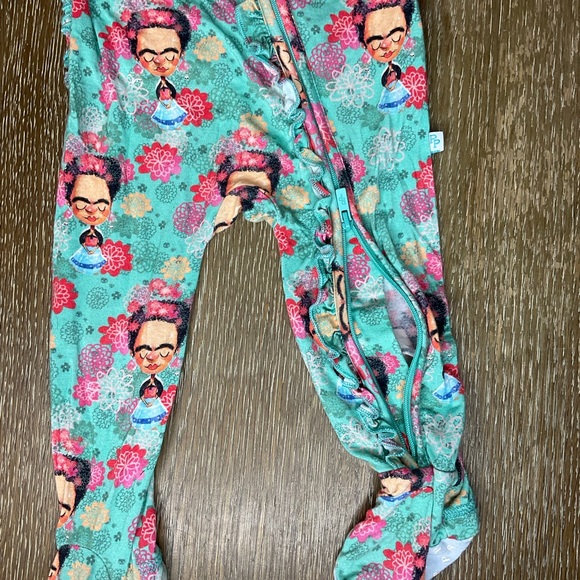 Posh Peanut Frida Onesie 12-18 Months Footie PJS - Picture 2 of 5